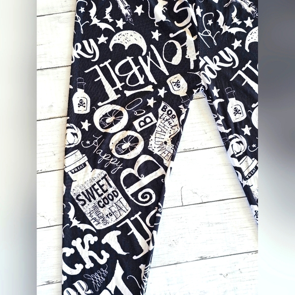 Two Left Feet Halloween Spooky Black & White Butter Soft Leggings Graphics - Picture 9 of 9